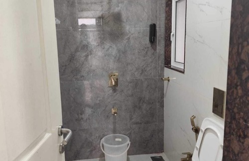 Santacruz Bed & Breakfast | 3 BHK Apartment with AC, WiFi, and Rooftop in Santacruz, Mumbai.