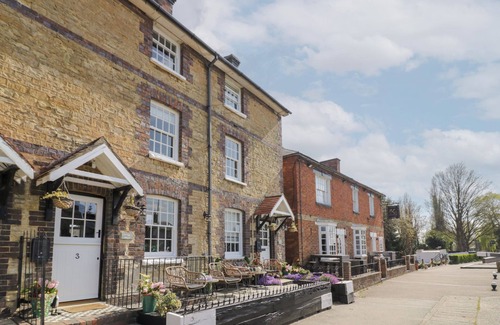 Stoke Bruerne Cottage | 3 CANALSIDE COTTAGES, pet friendly in Roade