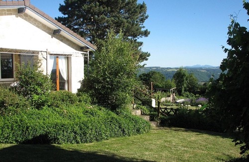 Servant Cottage | 3 * gîte in the countryside of the Sioule valley with a view of the Auvergne volcanoes