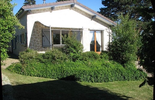 Servant Cottage | 3 * gîte in the countryside of the Sioule valley with a view of the Auvergne volcanoes