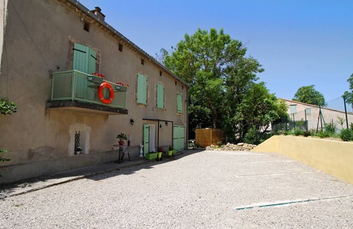 Castelnaudary House | 3* gite on the banks of the Canal du Midi, private parking and enclosed grounds