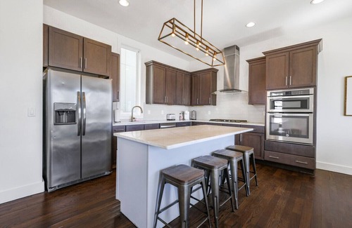Talbot's Corner House | 3 Homes! Rooftop Golf Retreats Downtown! 8min to Broadway!