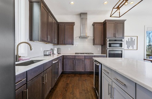 Talbot's Corner House | 3 Homes! Rooftop Golf Retreats Downtown! 8min to Broadway!