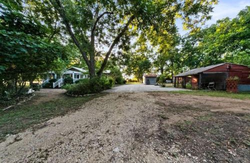 Prairie Lea House | 3 Houses 30 guests Country 14 acre Pecan Orchard