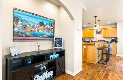Grants Pass House | 3 memory foam King beds/65" TV/300mbps/Culd de sac/Full Kitchen/BBQ/Jetted Tub/