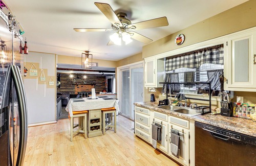 Dover House | 3 Mi to Dover Motor Speedway: Pet-Friendly Retreat