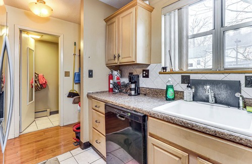 East Haven Condo | 3 Mi to Dtwn New Haven: Colorful Condo w/Yard!