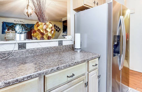 East Haven Condo | 3 Mi to Dtwn New Haven: Colorful Condo w/Yard!