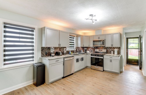 Youngstown House | 3 Mi to Dtwn Youngstown & YSU: Family Home w/Yard