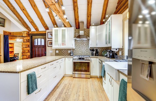 Sunderland Cabin | 3 Mi to UMass Amherst: Peaceful New England Cabin