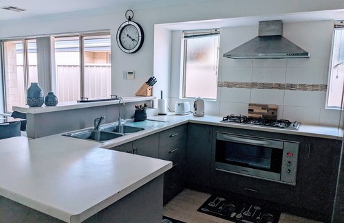 Karloo House | 3 mins to the park, 5 mins shops, 7 mins to town & beach. Family sized unit.