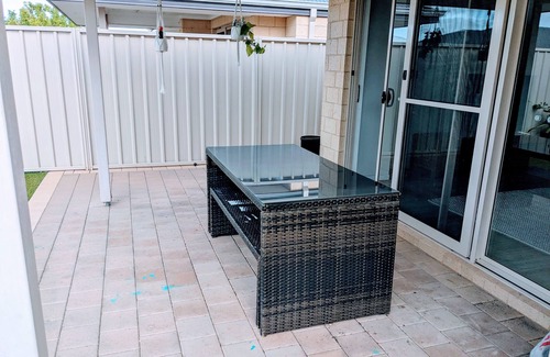Karloo House | 3 mins to the park, 5 mins shops, 7 mins to town & beach. Family sized unit.
