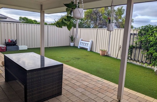 Karloo House | 3 mins to the park, 5 mins shops, 7 mins to town & beach. Family sized unit.
