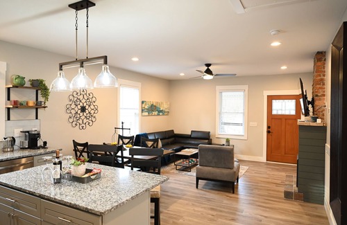 Parker House | 3 Minutes to Downtown! 2BD/2BA + Pet friendly!