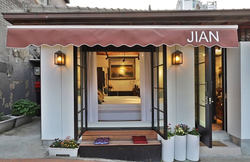 Gwanghui-dong House | 3 minutes to subways and buses. Modern hanok for a family or friends!