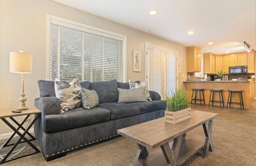 Midvale House | 3 Parkside Homes * 9 Bedrooms * Hot Tubs * Groups! * BBQ * City Park