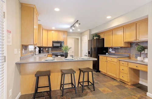 Midvale House | 3 Parkside Homes * 9 Bedrooms * Hot Tubs * Groups! * BBQ * City Park