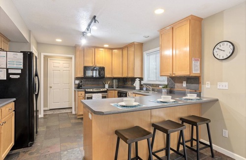 Midvale House | 3 Parkside Homes * 9 Bedrooms * Hot Tubs * Groups! * BBQ * City Park
