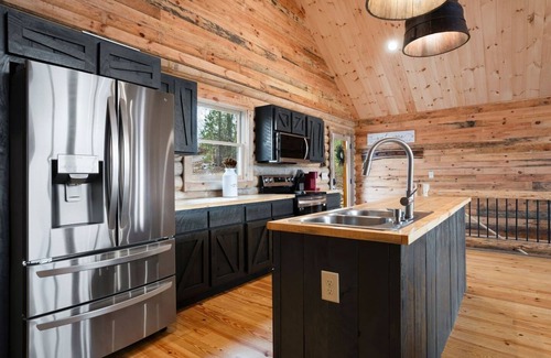 Natures Courtyard Cabin | 3 Peaks: Scenic Sunsets, Views, Fireplaces & More!