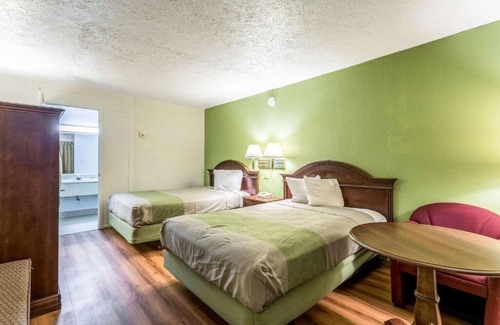 Edgewood Hotel | 3 Pet-Friendly Rooms Near Flying Point Park w/On-Site Dining & Free Breakfast