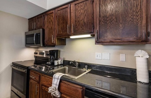 Biggs Field House | 3 Pet-Friendly Units – Kitchenette, Free Breakfast & Swimming Pool