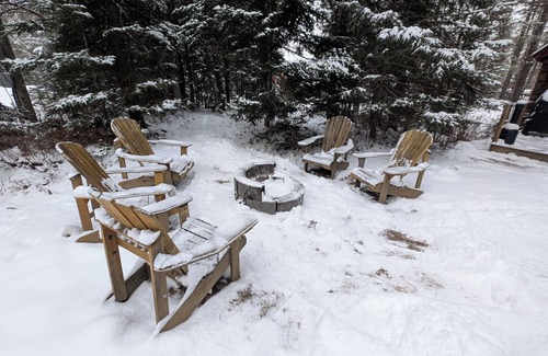 Riviere-Rouge Ski Chalet | 3- Poirier : Chalet en bois rond au bord de la Rivière Rouge