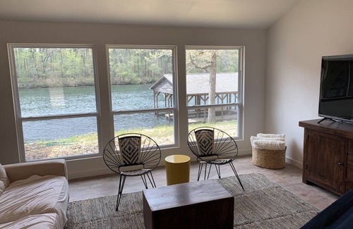 Mountain Pine House | 3 private properties, Solar Eclipse, water front, hot tub, new reno, pics coming