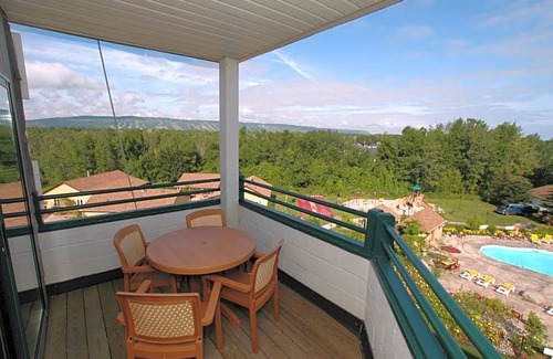 Collingwood Hotel | 3-Star Hotel ∙ Georgian Bay Hotel Trademark Collection by Wyndham