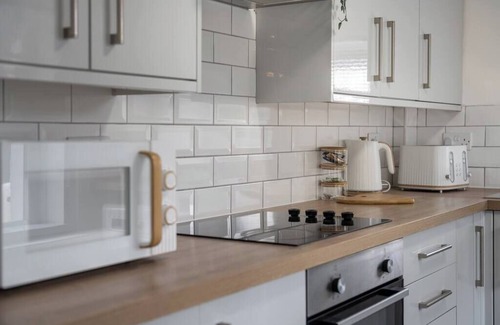 Cwmbrwla Apartment | 3 Storey House, 2 Bathrooms, Smart Tv's all rooms!