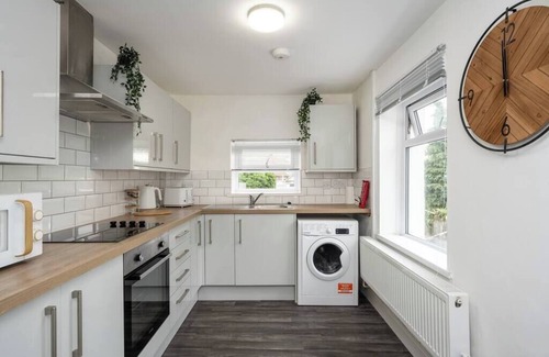 Cwmbrwla Apartment | 3 Storey House, 2 Bathrooms, Smart Tv's all rooms!