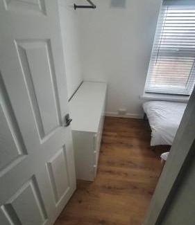 Abercwmboi Apartment | 3 Story House near Bike park Wales & zip world
