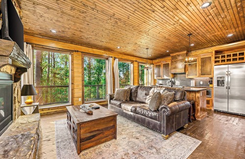 Broken Bow Cabin | 3-Story Treehouse | Views, Pool Table