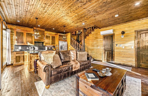 Broken Bow Cabin | 3-Story Treehouse | Views, Pool Table