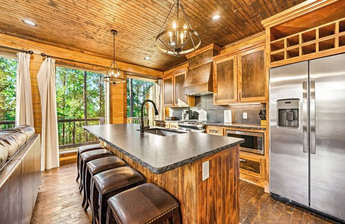 Broken Bow Cabin | 3-Story Treehouse | Views, Pool Table
