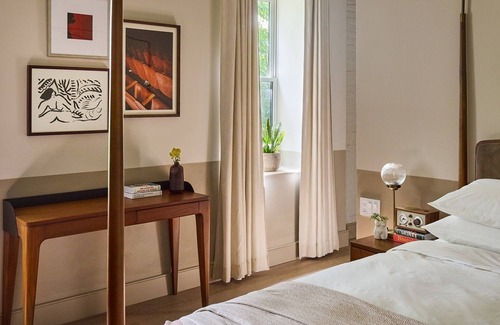 Fishtown House | 3 Stylish One Bedroom King Suite at Anna & Bel – Walk to Dining & Museums