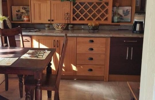Downtown Klamath Falls House | 30+ Day⭐2 Kings Smarthouse | Jetted Tub | BBQ, Firepit, Patio Set, Fenced Yard |