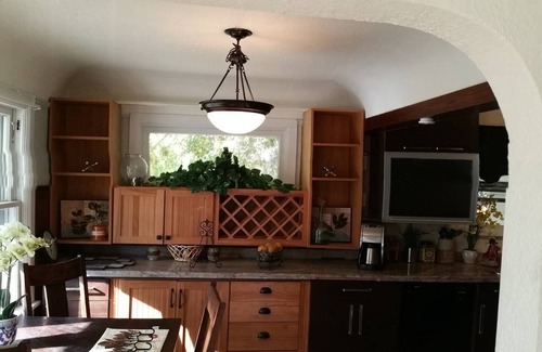 Downtown Klamath Falls House | 30+ Day⭐2 Kings Smarthouse | Jetted Tub | BBQ, Firepit, Patio Set, Fenced Yard |