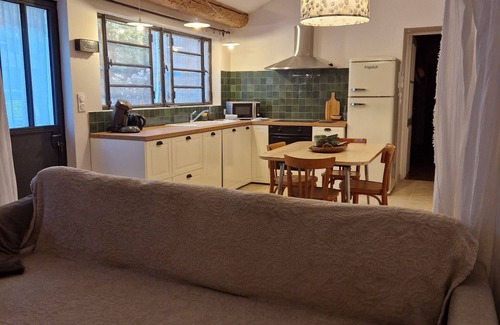 Monteux Apartment | 30 min from Mont Ventoux, comfortable apartment in old Provencal farmhouse.