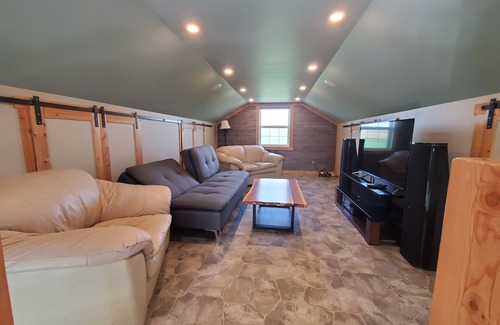 Cardston Apartment | 30 Mins to Waterton Gate! Relax & Enjoy the View of Chief Mountain & Sunsets