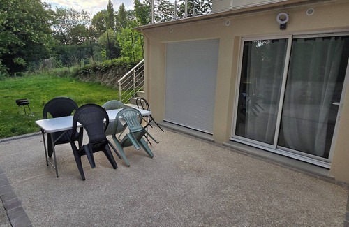 Coulommiers Apartment | 30 minutes from Disneyland Paris, garden-level accommodation (gated property).
