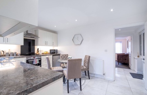 Peterborough House | 🔥30% OFF 28+ nights stays - Large 4 bedroom close to town w/Parking🔥