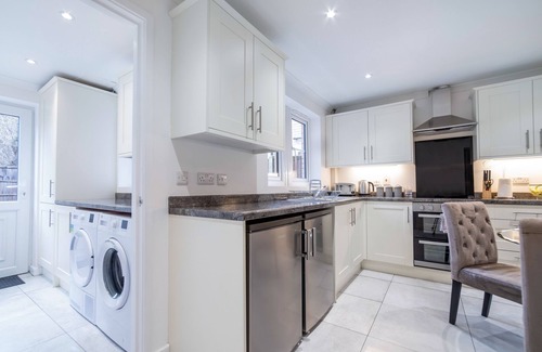 Peterborough House | 🔥30% OFF 28+ nights stays - Large 4 bedroom close to town w/Parking🔥