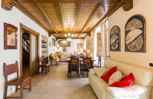 Illora House | 300 m² House ∙ 6 bedrooms ∙ 13 guests