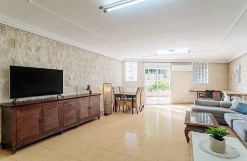 Alicante Villa | 300 m² Villa ∙ 8 bedrooms ∙ 18 guests