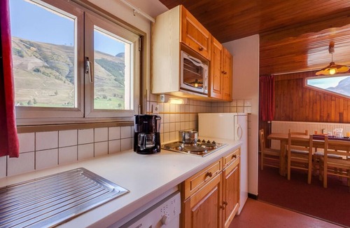 Les Deux Alpes Apartment | 300m from resort center, balcony, tv, 52m², Les 2 Alpes