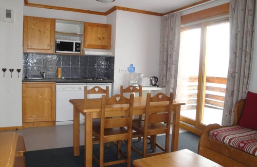 Vaujany Apartment | 300m from ski lifts, sauna, hammam, balcony, parking, tv, 50m², Vaujany