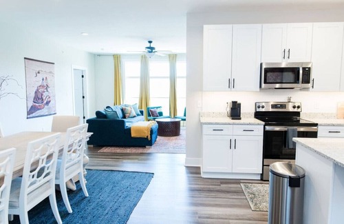 Forest Condo | 305 | Kevin - 1300 Stoney Ridge · Beautiful King Bed Master 2-Bed 2-Bath Condo