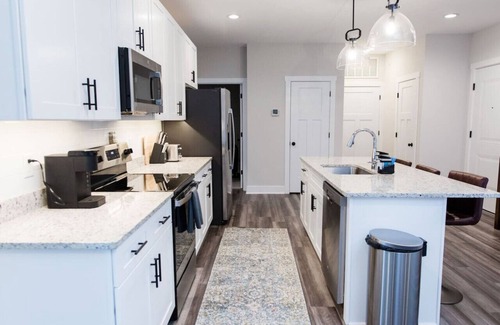 Forest Condo | 305 | Kevin - 1300 Stoney Ridge · Beautiful King Bed Master 2-Bed 2-Bath Condo