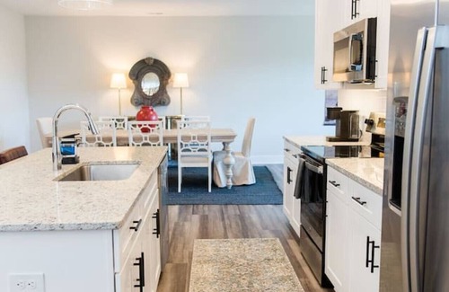 Forest Condo | 305 | Kevin - 1300 Stoney Ridge · Beautiful King Bed Master 2-Bed 2-Bath Condo