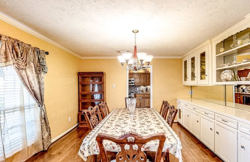Houston House | 307 m² House ∙ 4 bedrooms ∙ 8 guests